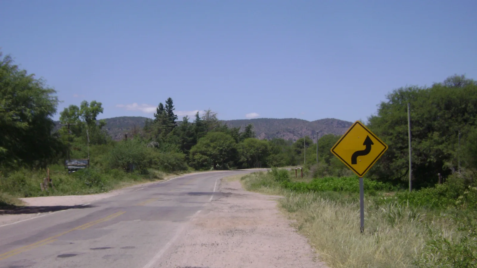Tramo de ruta rural argentina con señalización de curvas (imagen genérica ilustrativa; no es la Ruta Nacional 3 ni la Ruta Nacional 33 del sudoeste bonaerense)
