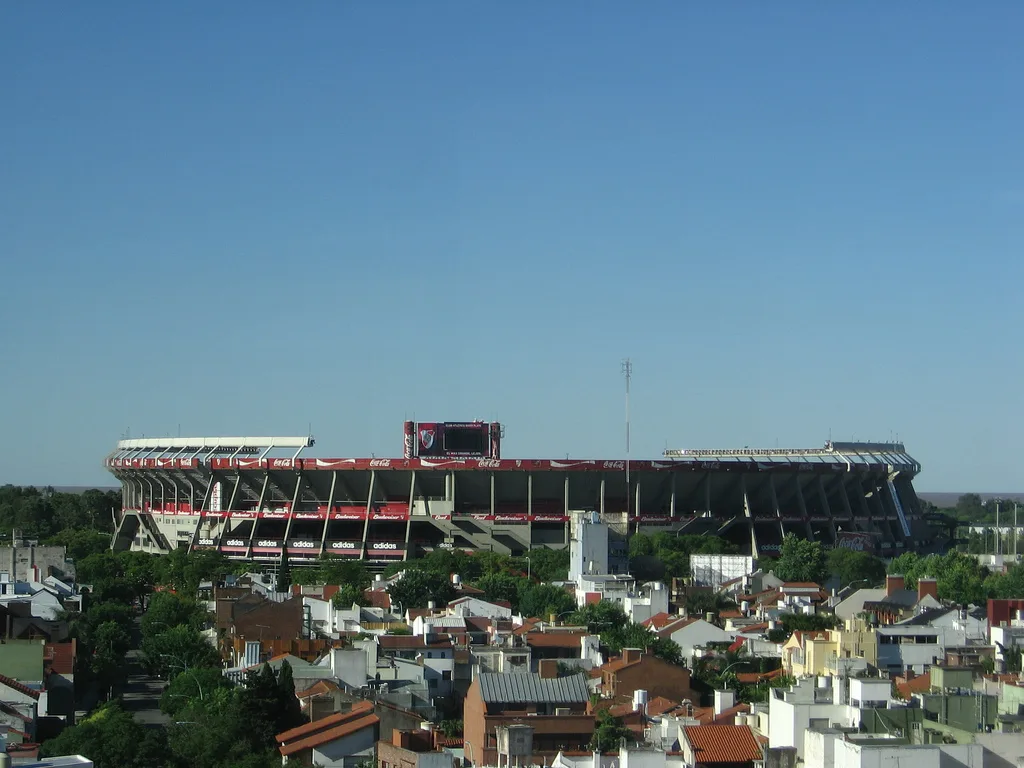 Vista general del Estadio Monumental de River Plate, en Buenos Aires (imagen genérica ilustrativa de fútbol argentino; no es el estadio de Sporting Club ni el de Olimpo de Bahía Blanca)